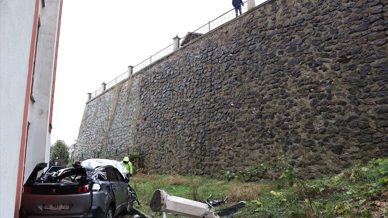 Trabzon'da Devrilen Otomobilde Anne ve Oğlu Yaralandı
