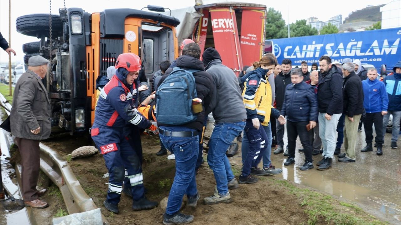 Trabzon'da Yol Süpürme Aracının Devrilmesi Sonucu Bir İşçi Yaralandı