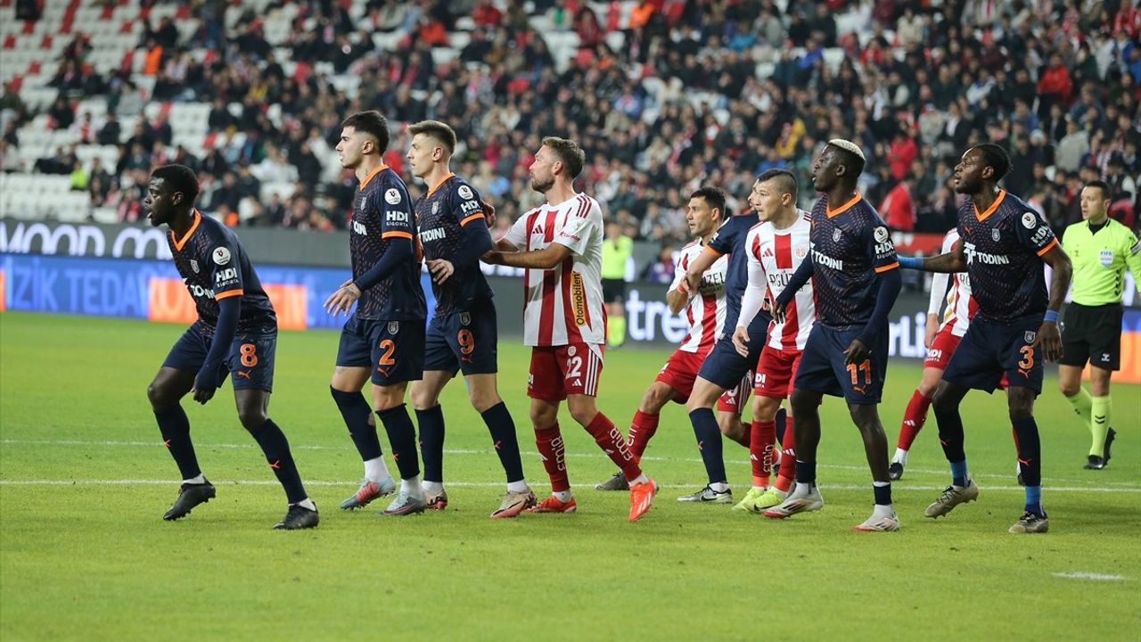 Trendyol Süper Lig'de Onvo Antalyaspor ve RAMS Başakşehir Maçı 0-0 Beraberlikle Sonuçlandı
