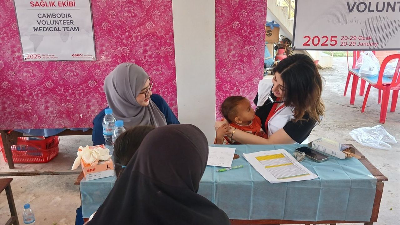 Türk Doktorlar Kamboçya'da Sağlık Taramaları Gerçekleştirdi