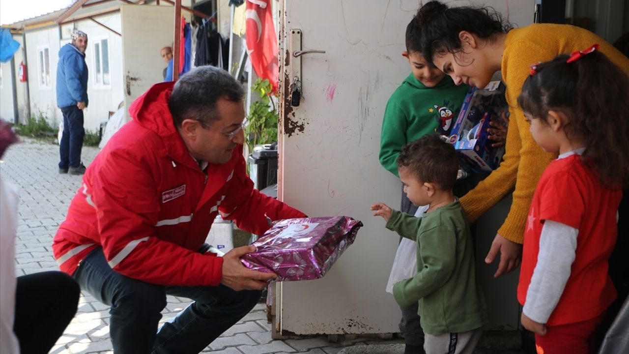Türk Kızılay, Hatay'daki Yetim Çocuklara Oyuncak Dağıttı