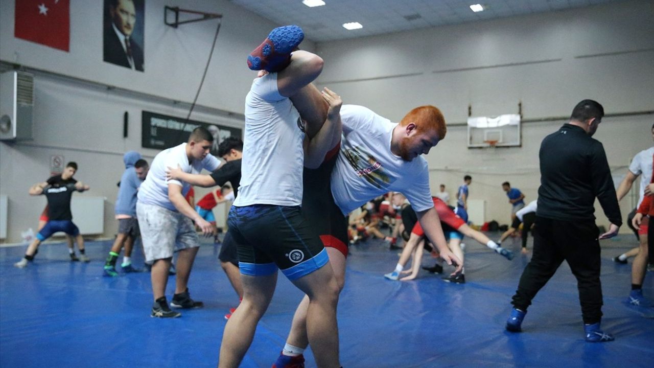 Türk ve Bulgar Güreşçiler, Edirne'de Ortak Hazırlık Kampı Düzenledi