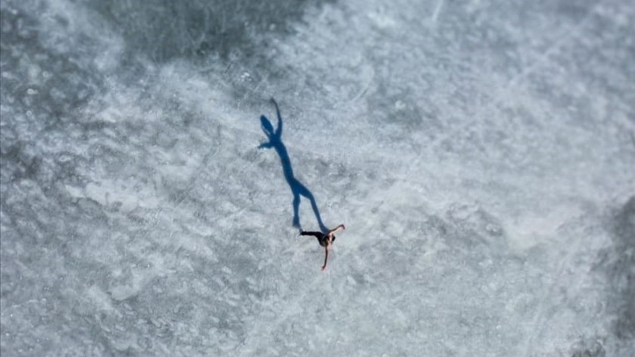 Türkiye Artistik Buz Pateni Milli Takımı Çıldır Gölü'nde Gösteri Düzenledi