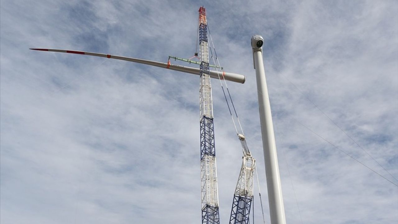 Türkiye'de Rüzgar Türbinleri, Yenilenebilir Enerji Üretimi için Kuruluyor