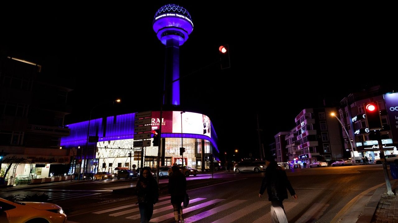 Türkiye, Dünya Kanser Günü'nde Sembolik Yapılarını Aydınlattı