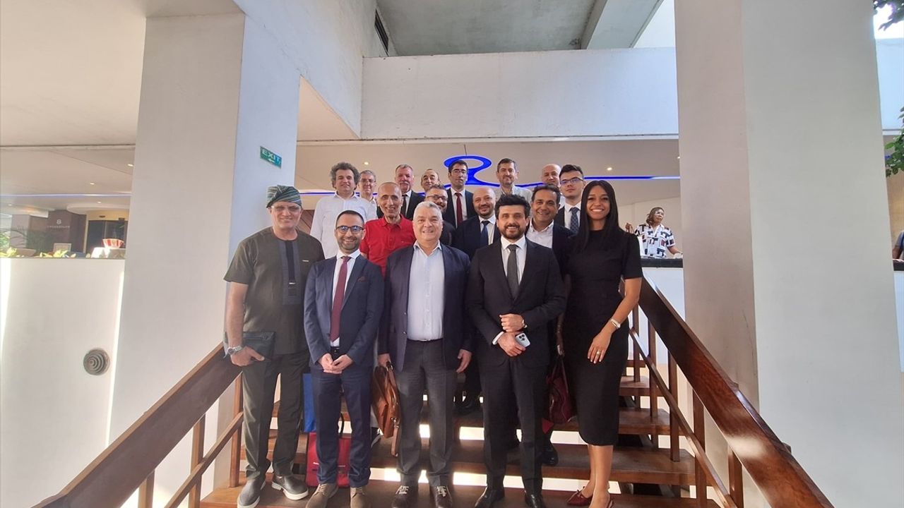 Türkiye'nin Abuja Büyükelçisi Bayraktar, Lagos'taki Türk İş İnsanlarıyla Bir Araya Geldi