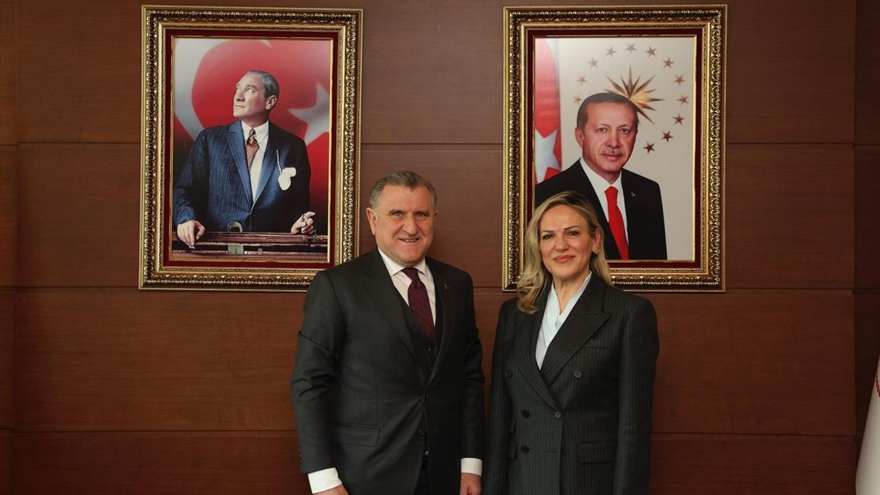 Türkiye Tenis Federasyonu Başkanı Şafak Müderrisgil, Gençlik ve Spor Bakanı Osman Aşkın Bak'ı Ziyaret Etti