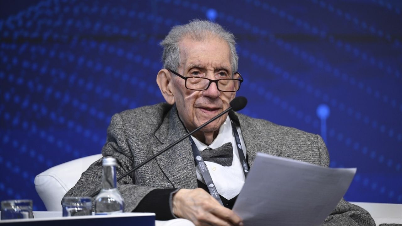 Türkiye Yayıncılık Zirvesi'nde 'Dijitalleşen Yayıncılık ve Okuma Kültürünün Geleceği' Oturumu