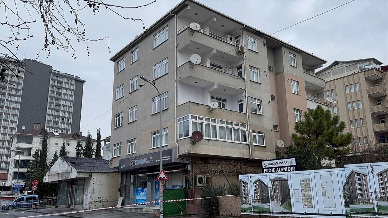 Tuzla'da Çatlaklar Nedeniyle 4 Katlı Bina Tahliye Edildi