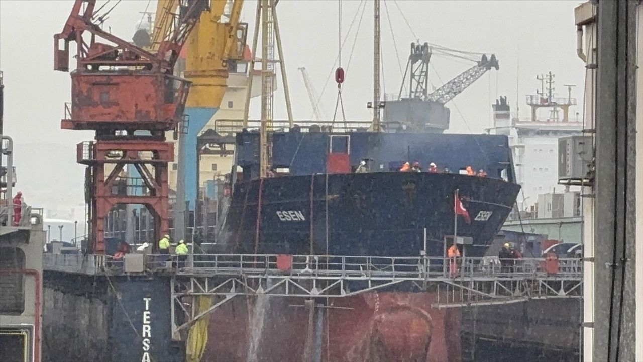 Tuzla Tersanesinde Yangın: Kargo Gemisi Hasar Gördü