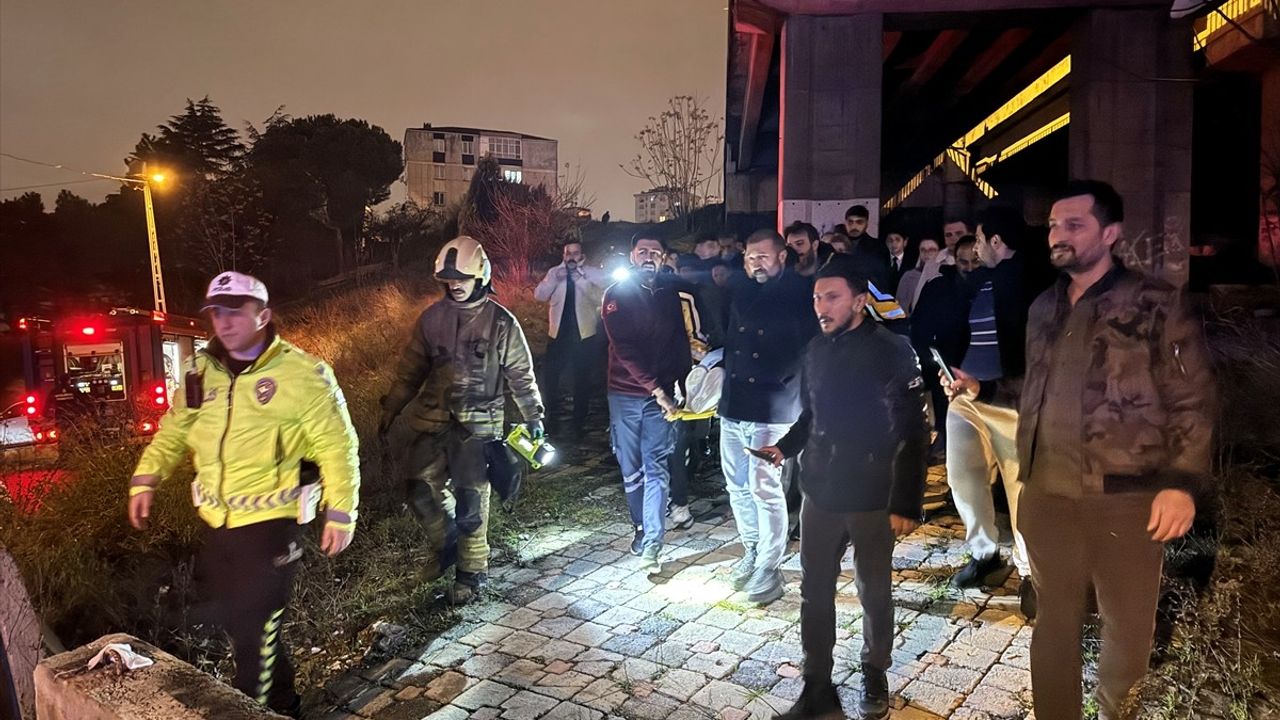Ümraniye'de Kontrolden Çıkan Otomobil Viyadükten Düştü: Bir Yaralı