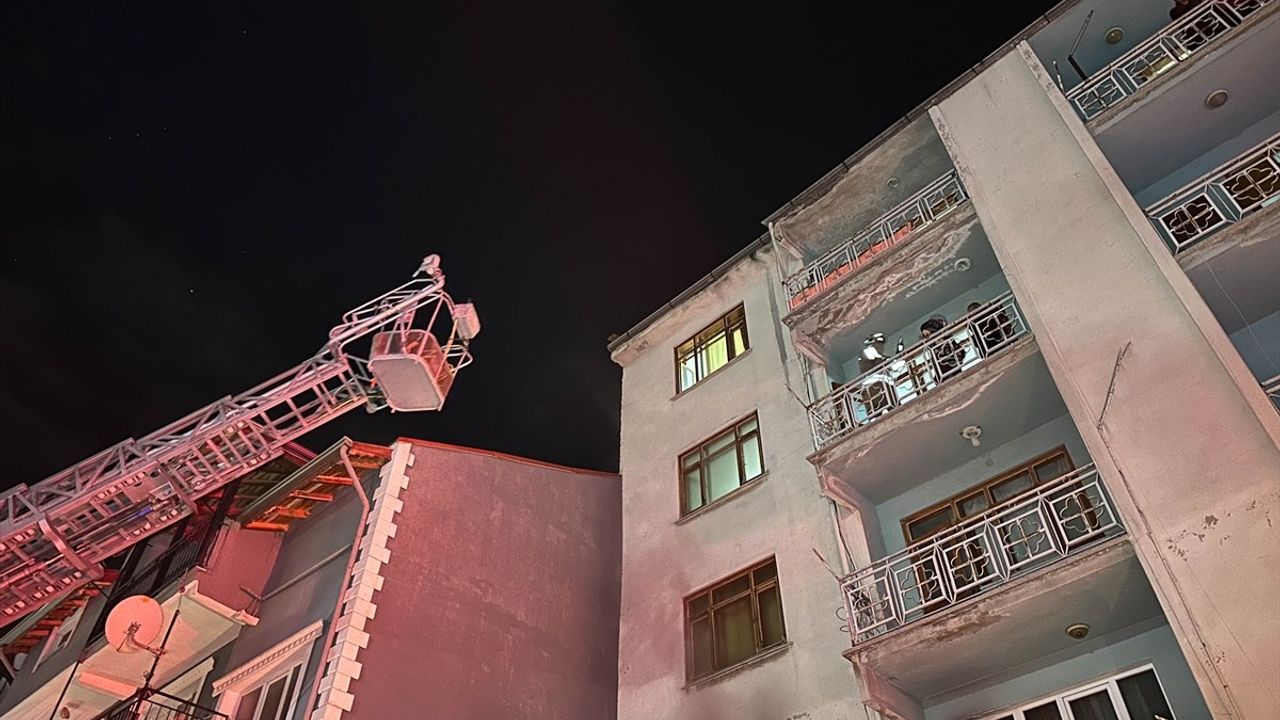 Uşak'ta Apartmanda Yangın: 2 Kişi Dumandan Etkilendi