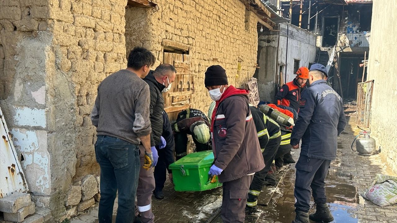 Uşak'ta Ev Yangınında 1 Kişi Hayatını Kaybetti, 1 Kişi Dumandan Etkilendi