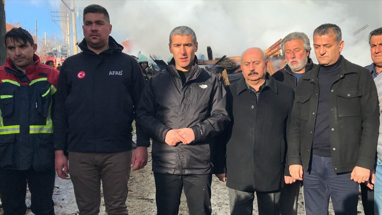 Uşak'ta Yangın Felaketi: 6 Ev Hasar Gördü