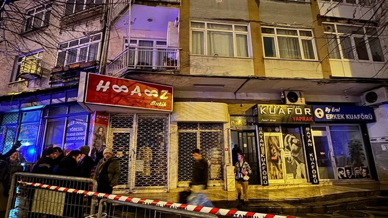 Üsküdar'da İnitinat Duvarı Çöktü, İki Bina Boşaltıldı
