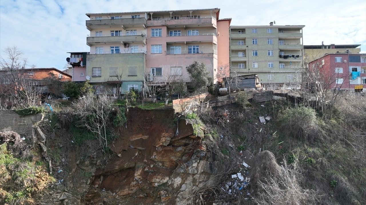 Üsküdar'da Toprak Kayması Sonrası Hasar Tespit Çalışmaları Devam Ediyor