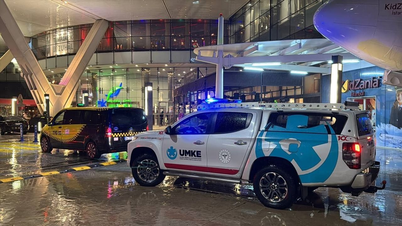 Üsküdar'daki Alışveriş Merkezinde Yangın Çıktı