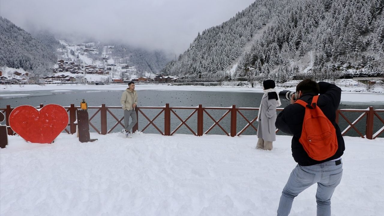 Uzungöl'ün Yüzeyi Buz Tuttu: Karadeniz'de Kış Manzarası