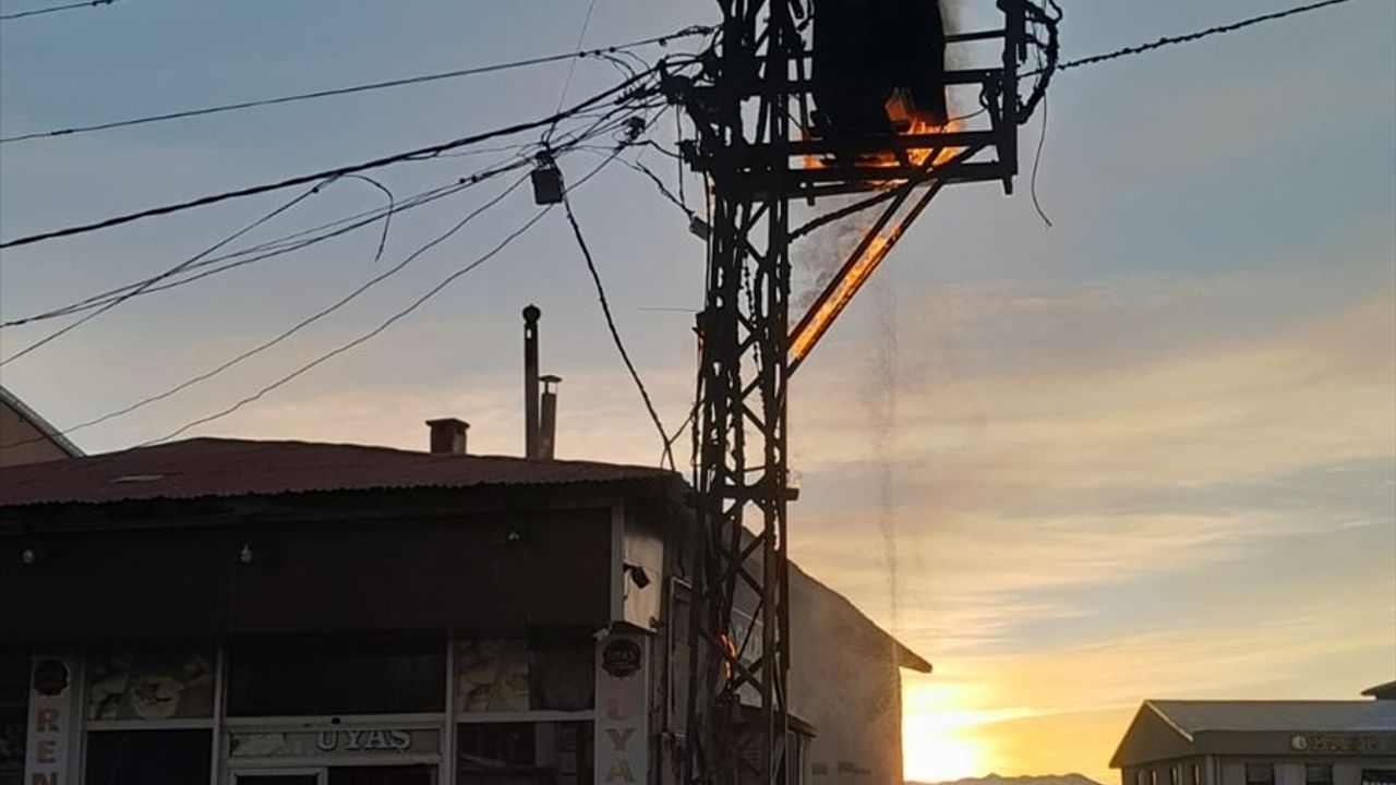 Van Başkale'de Elektrik Trafosunda Yangın Söndürüldü