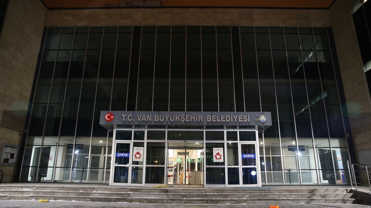 Van Büyükşehir Belediye Başkanı Abdullah Zeydan Görevden Uzaklaştırıldı