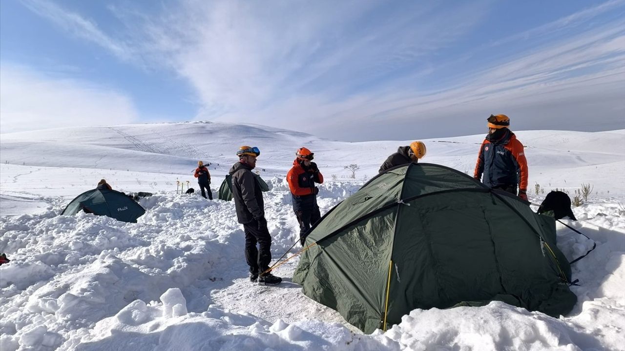 Van'da Çığda Arama Kurtarma Eğitimleri Devam Ediyor