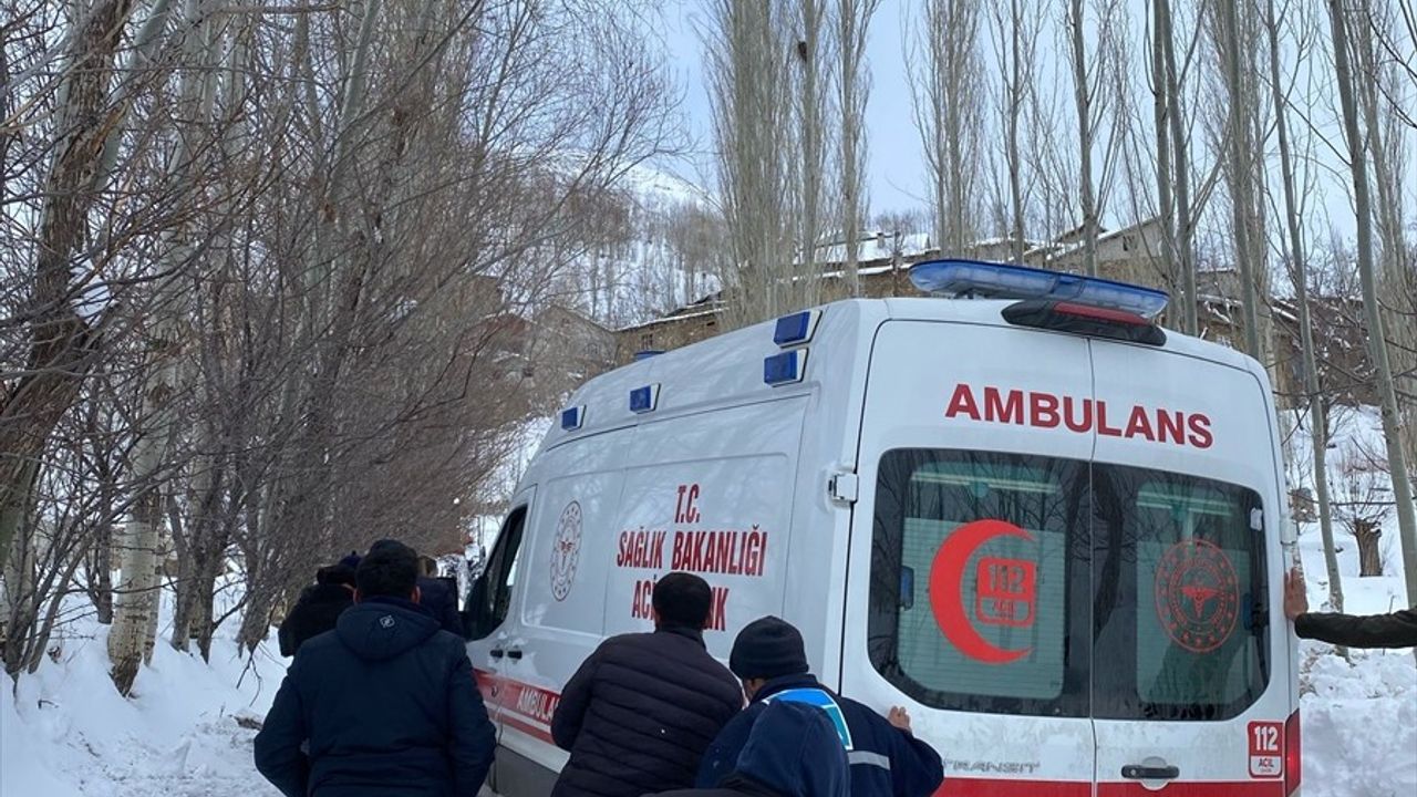 Van'da Karla Kapanan Yolda Hastaya Ekipler Ulaştı