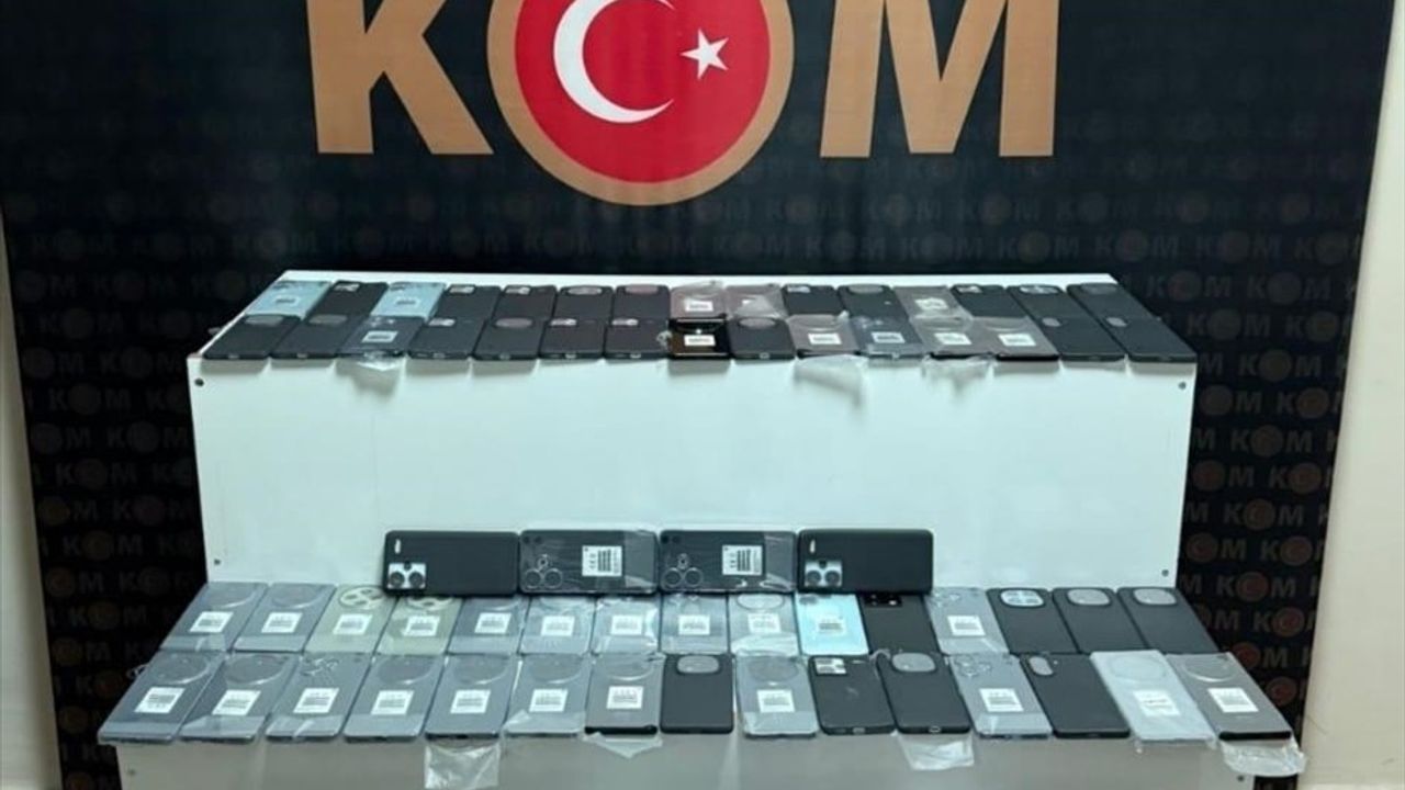 Van Erciş'te 94 Kaçak Cep Telefonu Ele Geçirildi