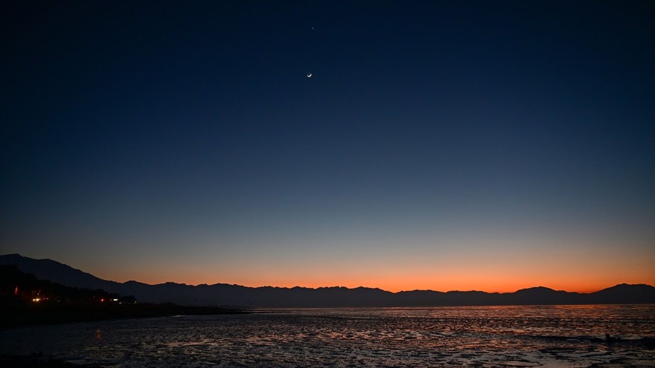 Van Gölü Yüzeyi Buz Parçacıklarıyla Kaplandı