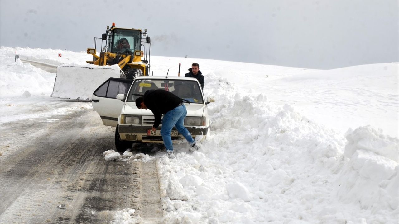 Van, Muş ve Hakkari'de Olumsuz Hava Koşulları 55 Yerleşim Yerine Ulaşımı Engelliyor