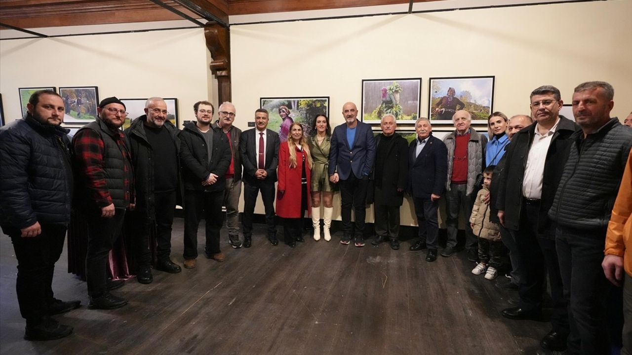 Varol Uzlu'nun 'Bu Topraklarda Kadın Olmak' Sergisi Terra Santa'da Açıldı