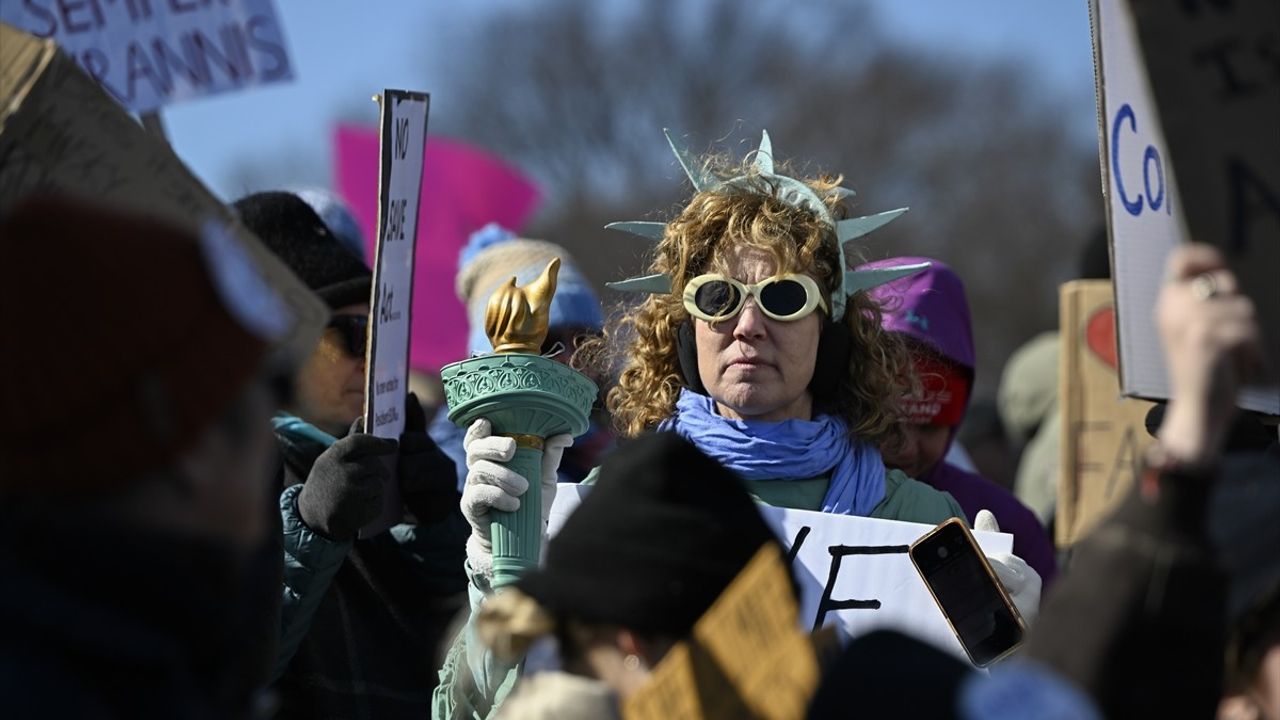 Washington'da Trump ve Musk'a Yönelik Büyük Protesto Gerçekleşti