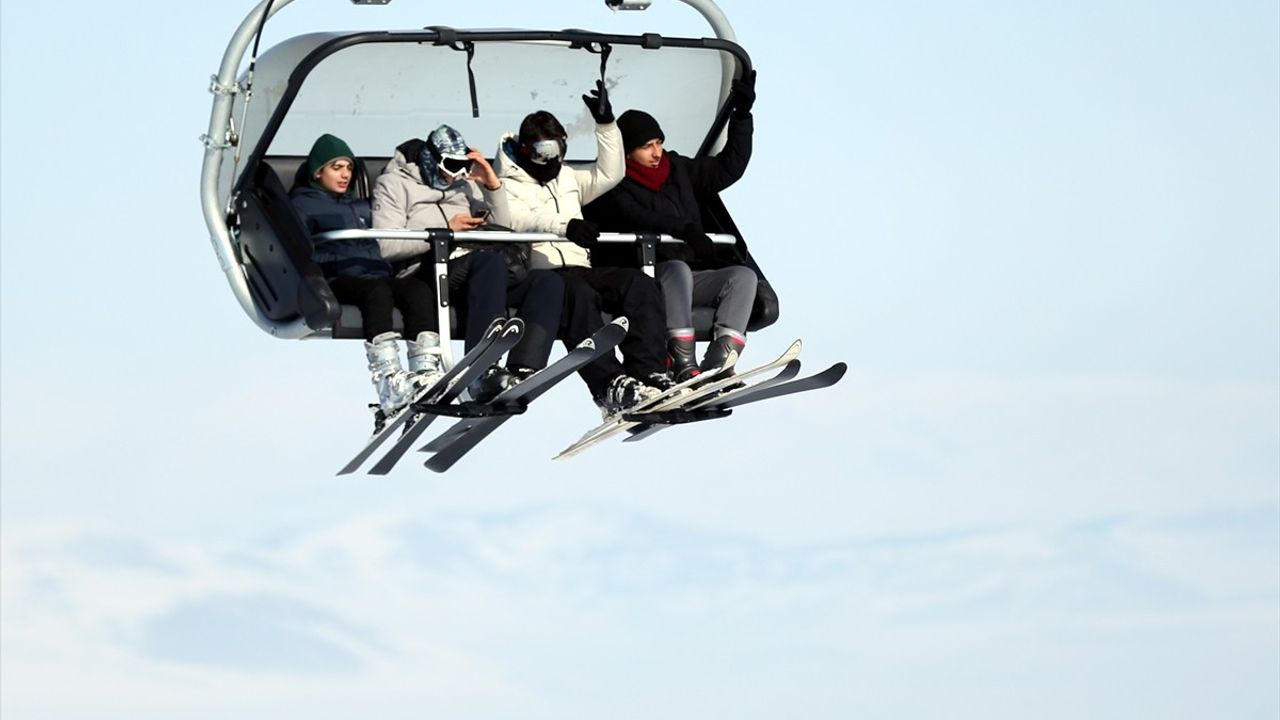 Yalnızçam Kayak Merkezi'nde Hafta Sonu Yoğunluğu