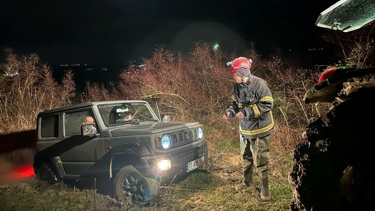 Yalova'da Çamura Saplanan Cipte Mahsur Kalan İki Kişi Kurtarıldı