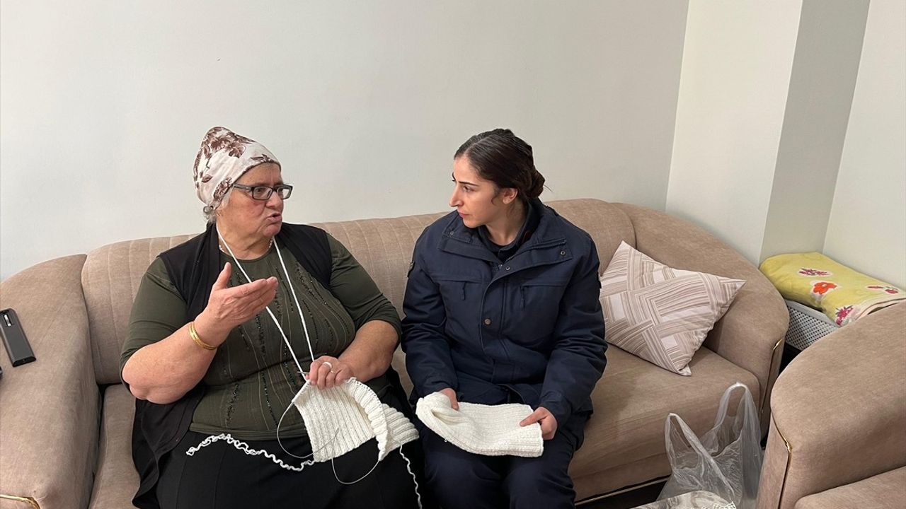 Yalova'dan Muş'taki Mehmetçiklere Kadınların Ördüğü Bereler Gönderildi