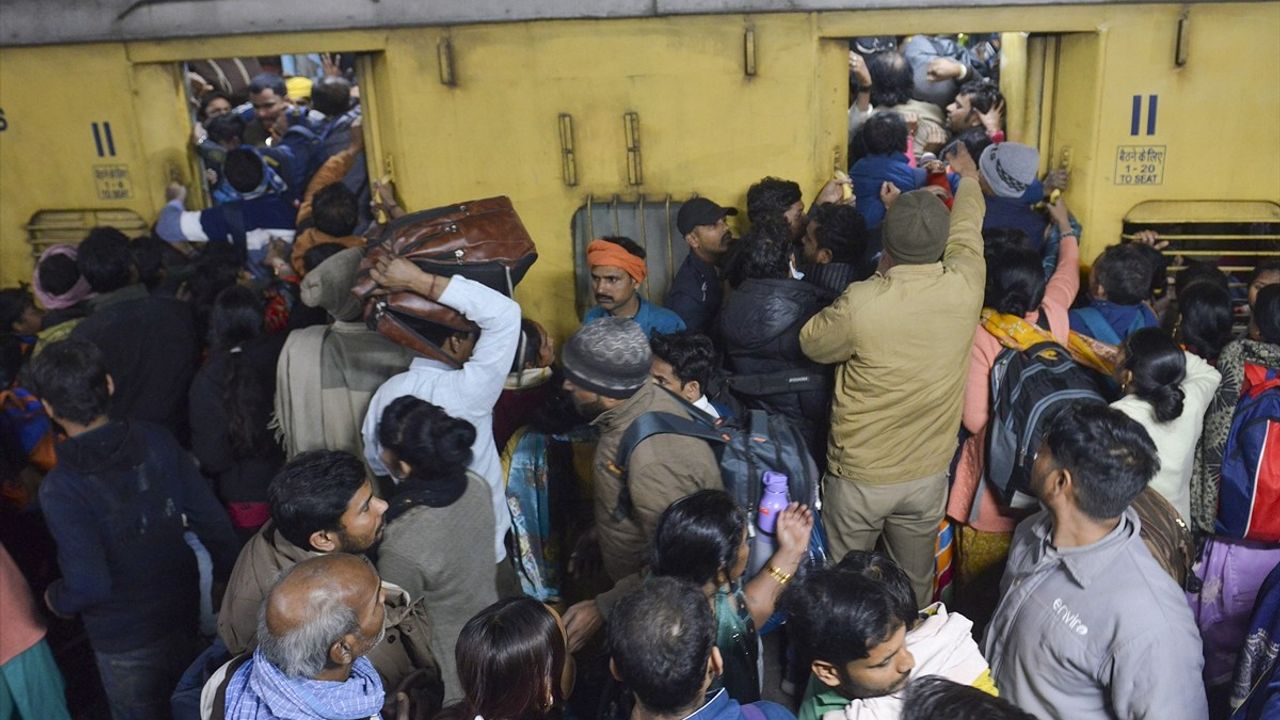 Yeni Delhi'deki Tren İstasyonunda İzdiham: 16 Kişi Hayatını Kaybetti