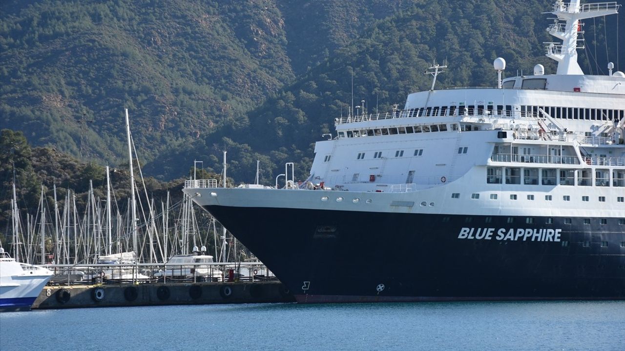 Yolcu Gemisi 'Blue Sapphire' İkmal için Marmaris'e Geldi