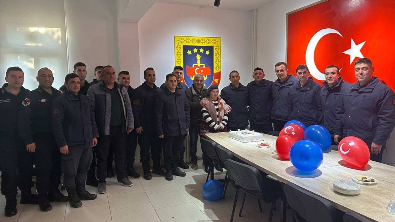 Yozgat'ta Jandarma Ekiplerinden Down Sendromlu Suna'ya Doğum Günü Sürprizi