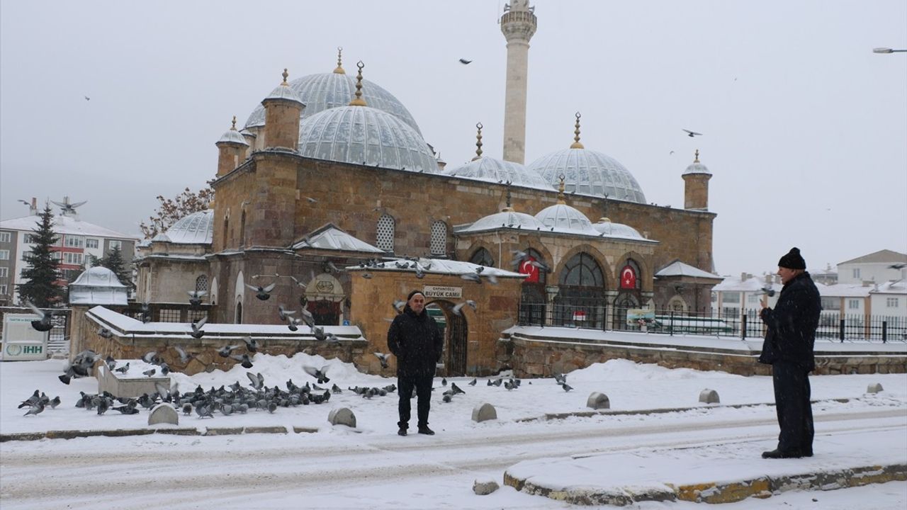 Yozgat'ta Kar Yağışı Şehir Hayatını Olumsuz Etkiledi