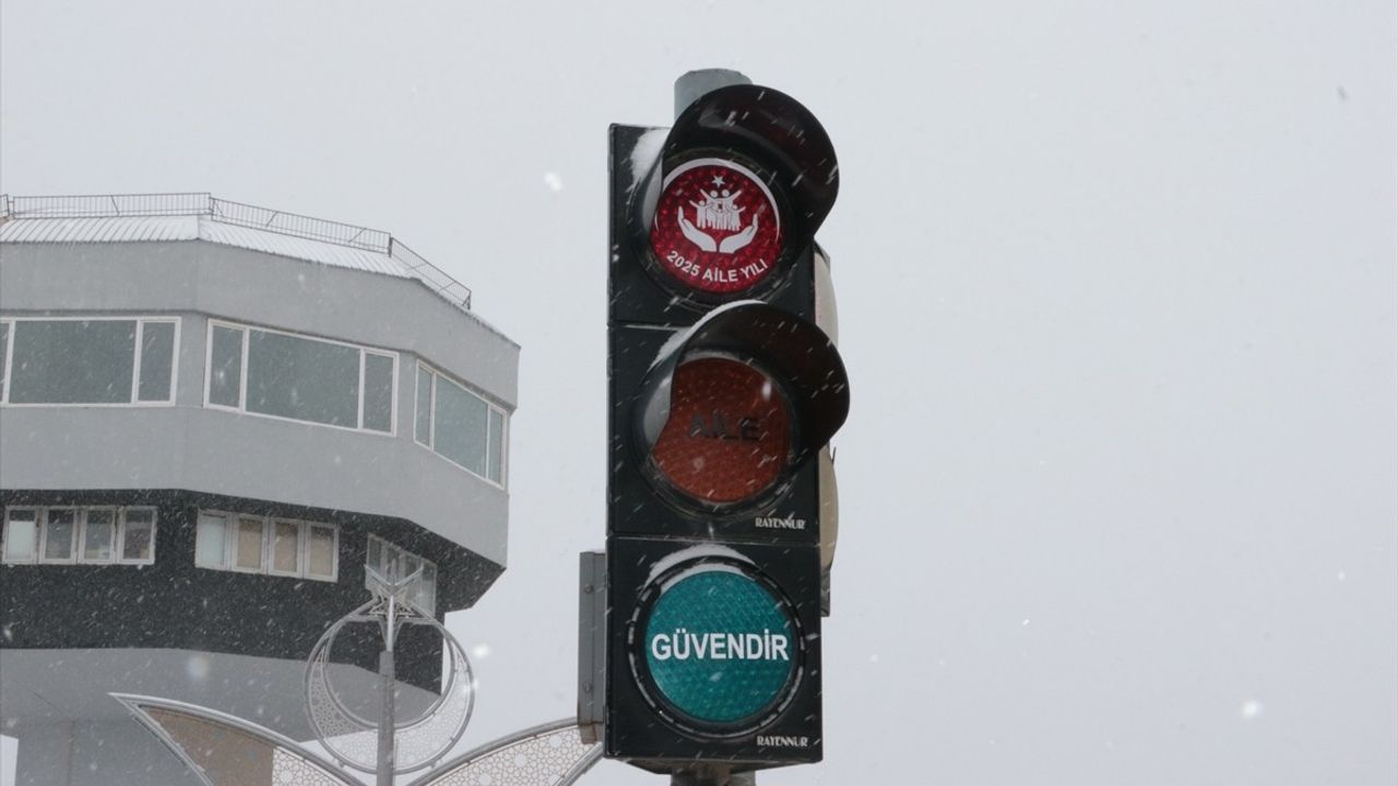 Yozgat'ta Trafik Işıkları 'Aile Yılı' İçin Özel Mesajlar Yayınlıyor