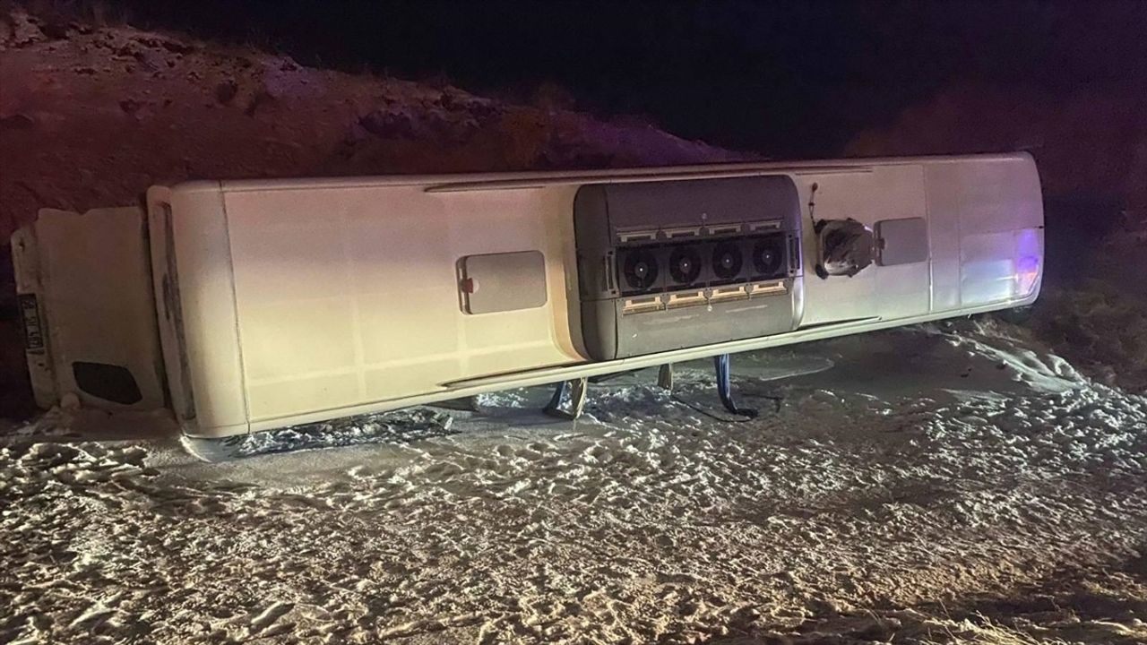 Yozgat'ta Yolcu Otobüsü Devrildi, 6 Kişi Yaralandı