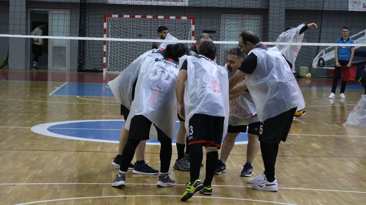 Yozgat Voleybol Takımı, Geri Dönüşüm İçin Poşet Formayla Maça Çıktı