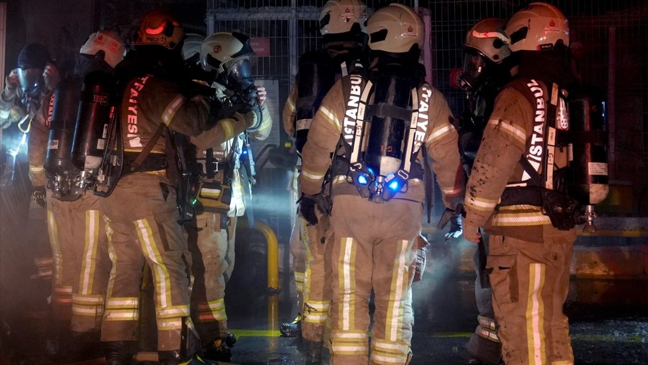 Zeytinburnu'nda Akaryakıt İstasyonunda Yangın Söndürüldü