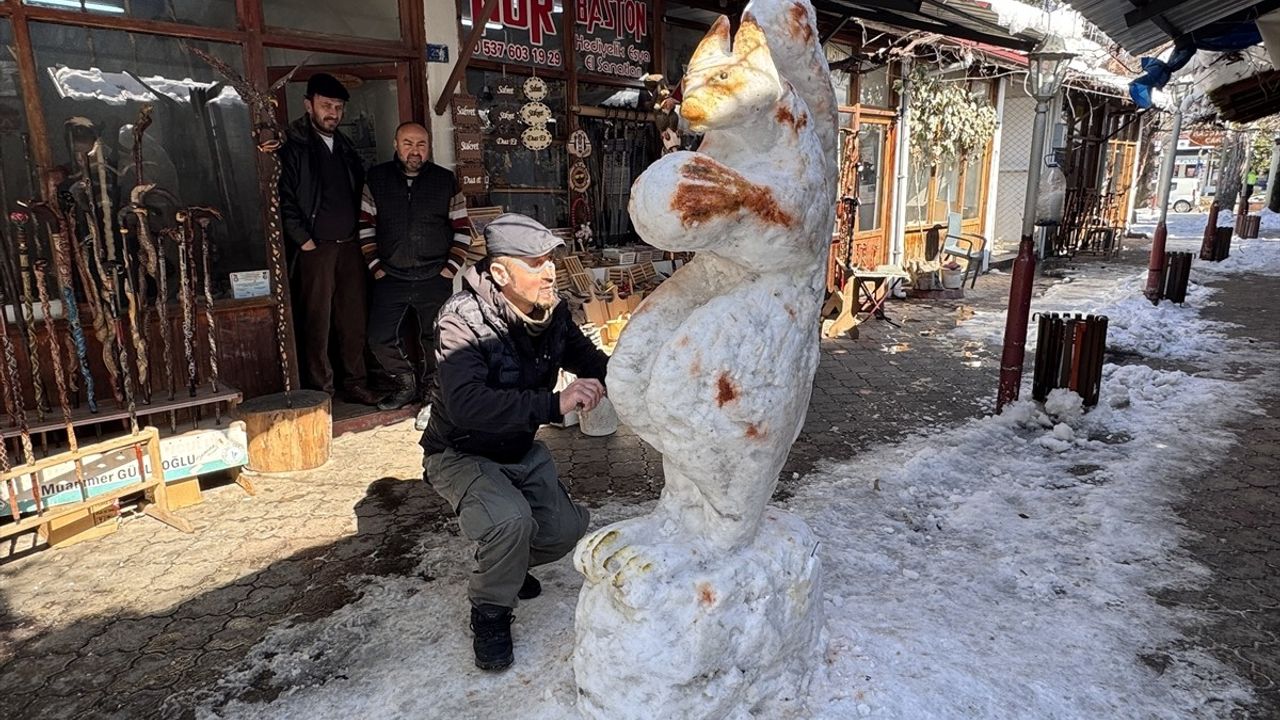 Zonguldak'ta Baston Ustasından İlginç Kardan Sincap Çalışması