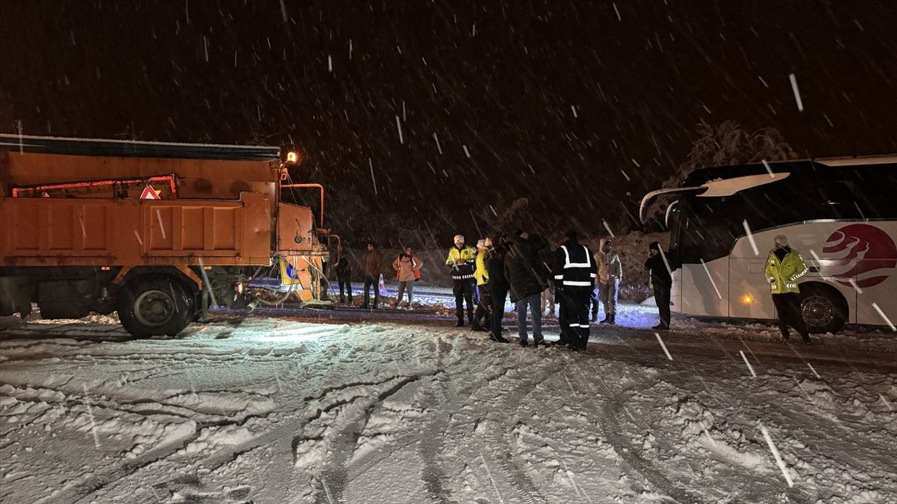 Zonguldak'ta Kar Yağışı Ulaşımı Aksatıyor