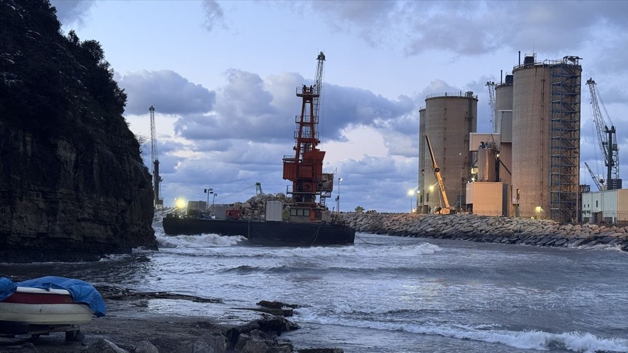 Zonguldak'ta Yüzer Vinçte Mahsur Kalan 5 Kişi Kurtarıldı