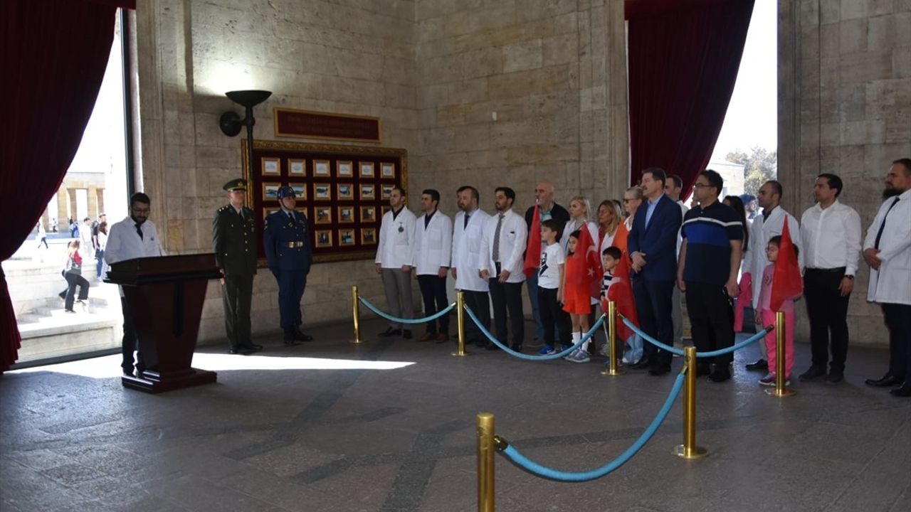 14 Mart Tıbbiyeliler Derneği Anıtkabir'i Ziyaret Etti