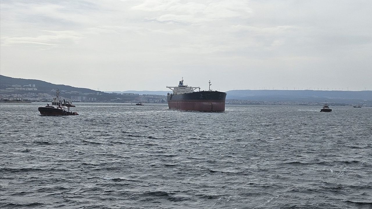 274 Metrelik Tanker Çanakkale Boğazı'ndan Geçirildi
