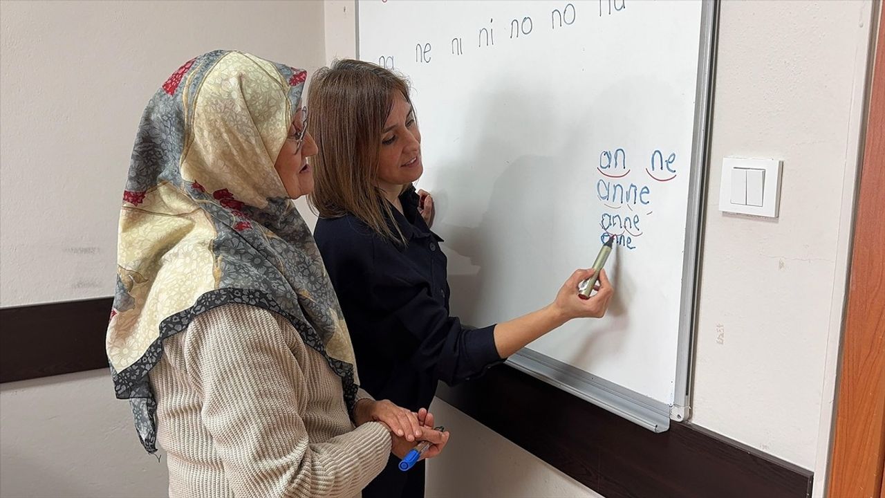 65 Yaşındaki Ayşe Demir, Devlet Destekli Okuma Yazma Kursu ile Hayallerine Kavuşuyor