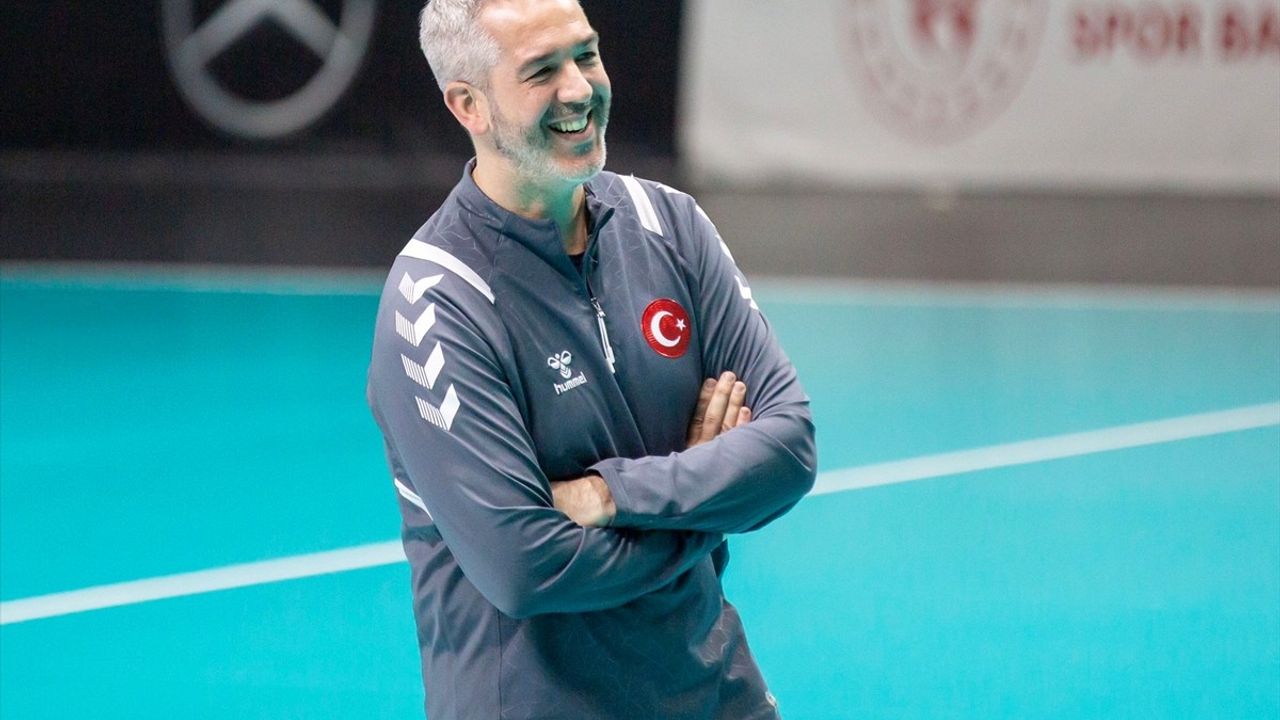 A Milli Kadın Hentbol Takımı, İspanyol Başantrenör Montes ile İlk Antrenmanını Yaptı