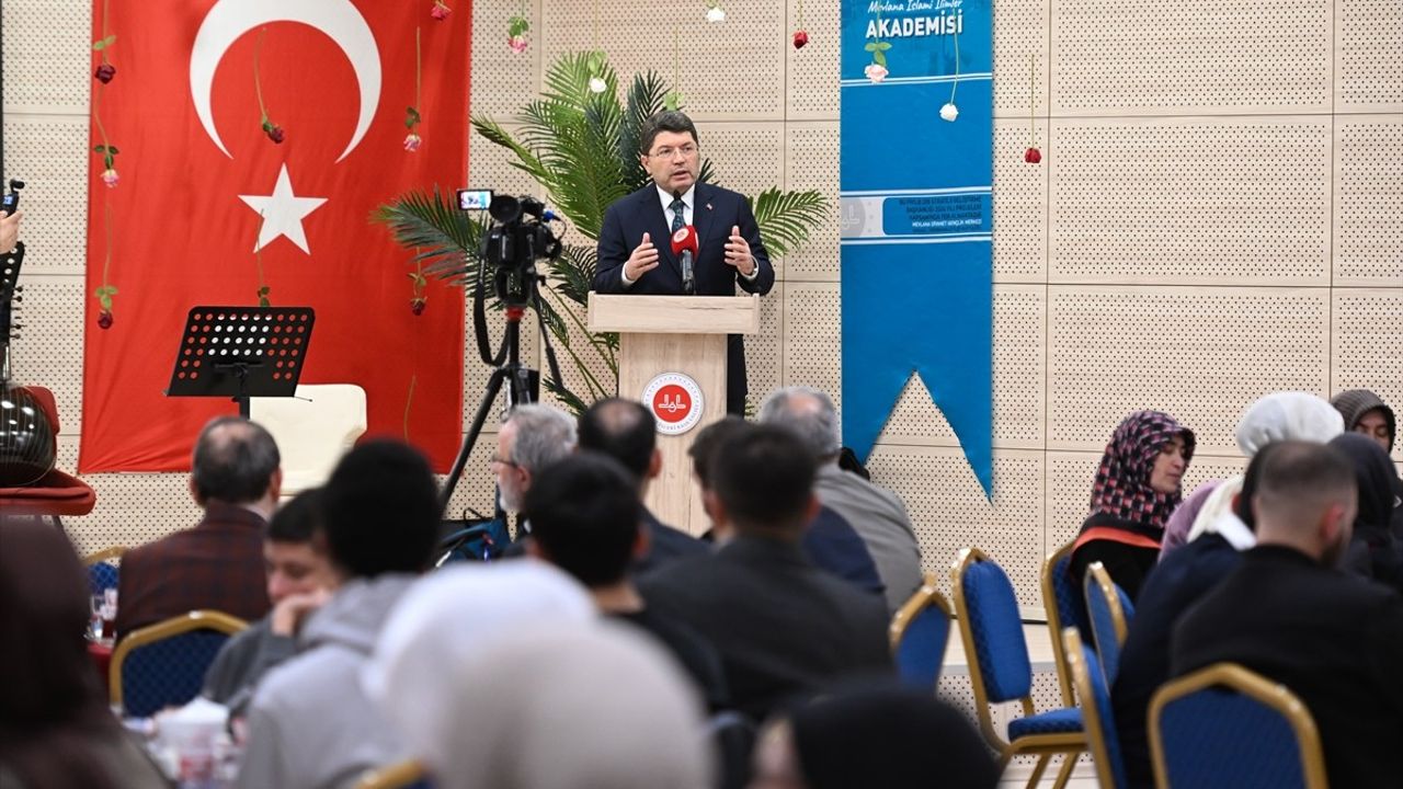 Adalet Bakanı Tunç, Hukuk Fakültesi Öğrencileriyle İftarda Bir Araya Geldi